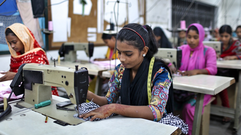 ফ্যাশন ব্র্যান্ডগুলো বাংলাদেশের কারখানাগুলোকে উৎপাদন খরচের চেয়ে কম মূল্য দিয়েছে : গবেষণা