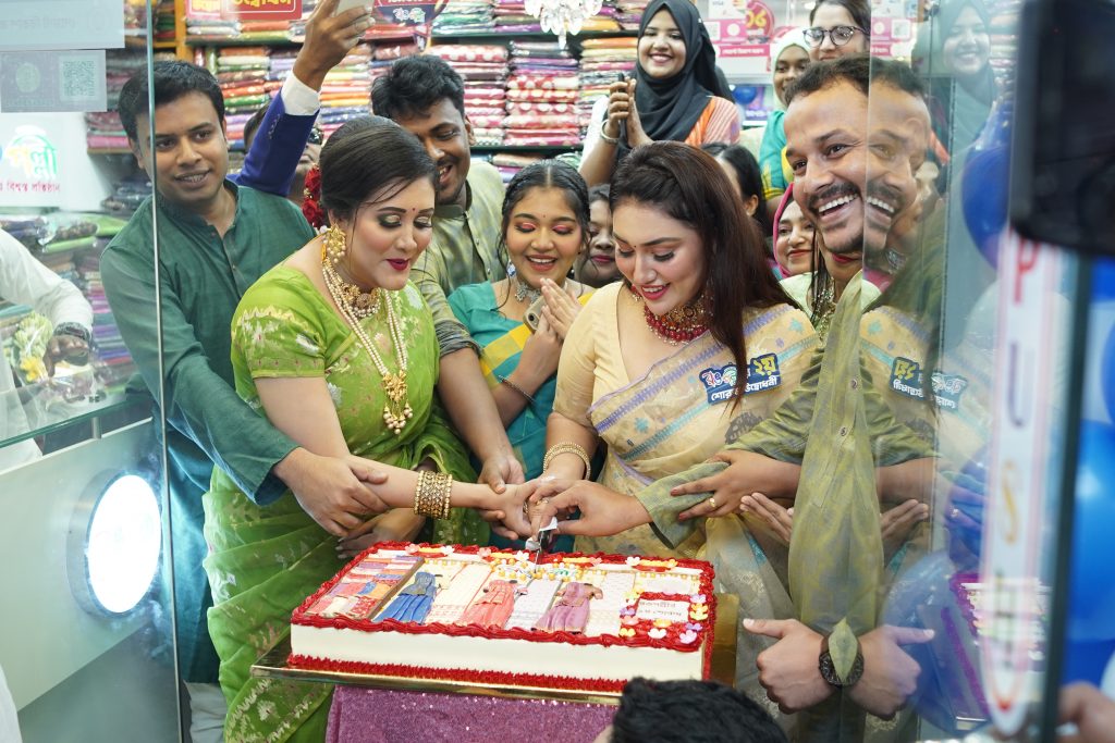 ‘রঙপল্লী’ ফ্যাশন হাউসের নতুন শাখা উদ্বোধন করলেন অপু বিশ্বাস