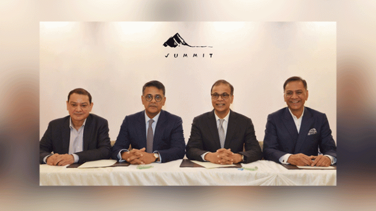 কৌশলগত পরিবর্তন সামিট গ্রুপের নেতৃত্ব