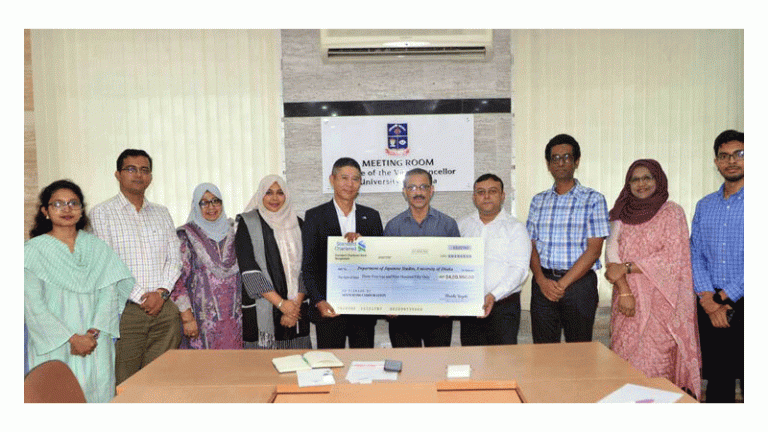 ঢাবি জাপানিজ স্টাডিজ বিভাগকে মিতসুবিশি করপোরেশনের চেক হস্তান্তর