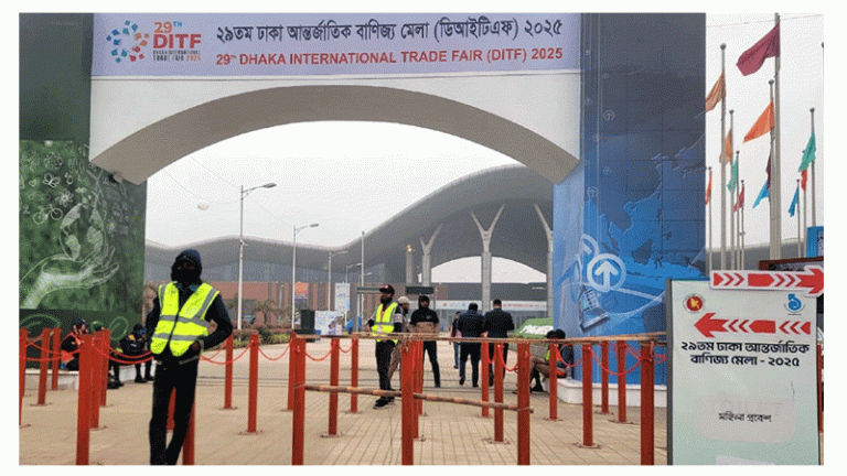 ছুটির দিনেও বাণিজ্যমেলায় উপস্থিতি কম