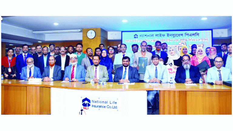৩৩ দাফতরিক কর্মকর্তাকে পুরস্কৃত করলো ন্যাশনাল লাইফ