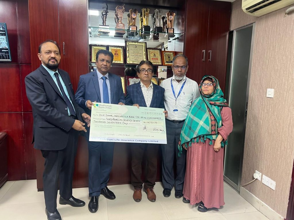সন্ধানী লাইফের মেয়াদোত্তর বীমা দাবীর চেক হস্তান্তর