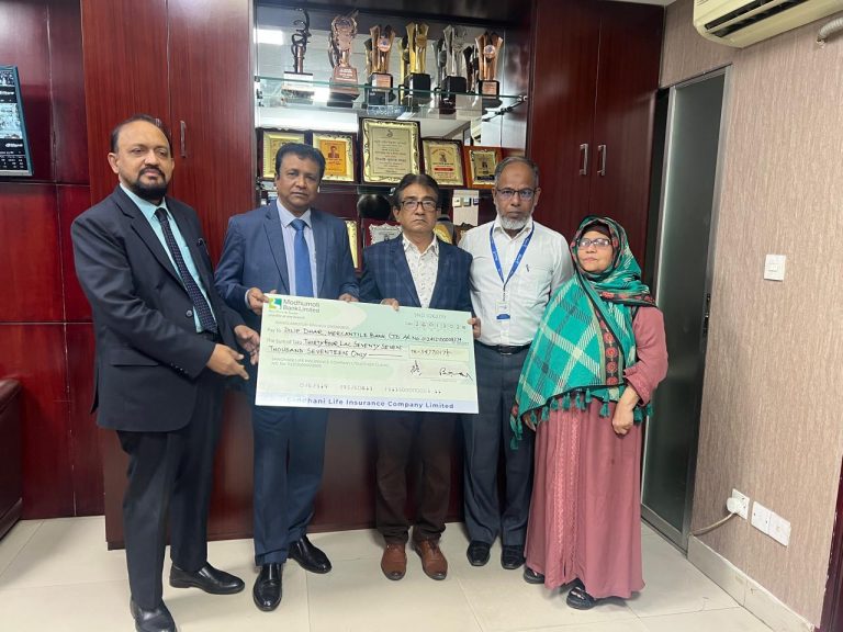 সন্ধানী লাইফের মেয়াদোত্তর বীমা দাবীর চেক হস্তান্তর