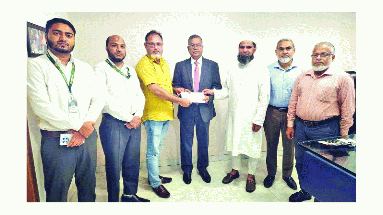 বাংলাদেশ ন্যাশনাল ইন্স্যুরেন্সের অগ্নিবীমা দাবির চেক হস্তান্তর