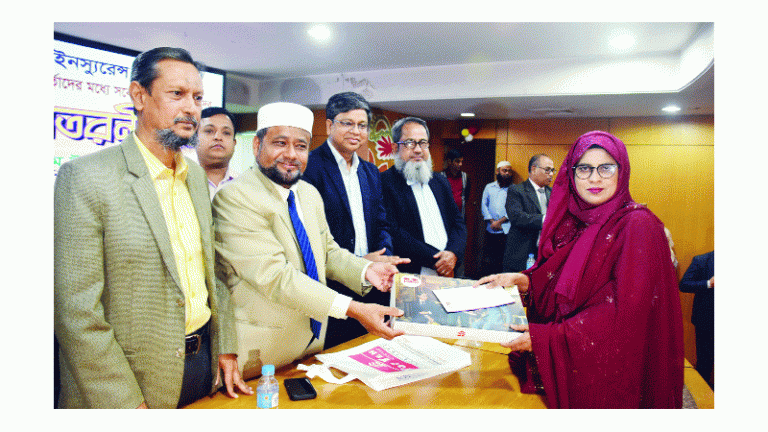 ৪৪ কর্মকর্তাকে পুরস্কৃত করল ন্যাশনাল লাইফ