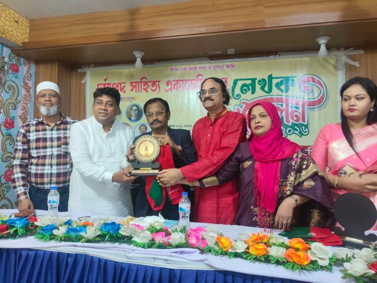 ‘চর্যাপদ সাহিত্য একাডেমি পুরস্কার’ পেলেন প্রণব মজুমদার
