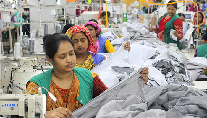 নতুন আশার খোঁজে দেশের তৈরি পোশাক শিল্প